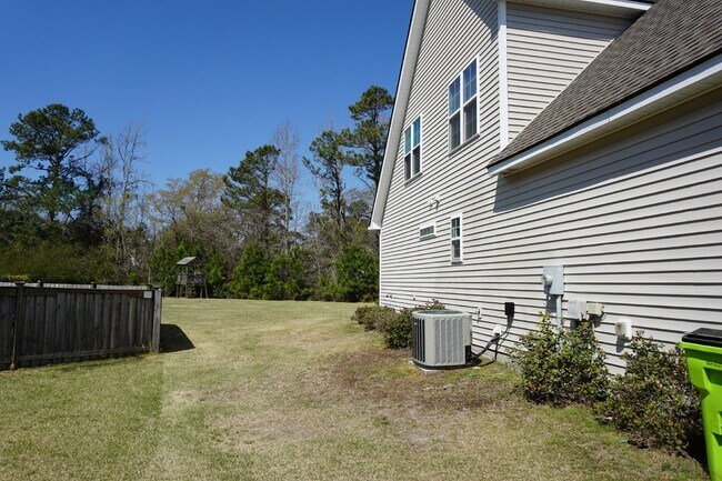 Foto del edificio - This lovely 4BR/2.5BA is located off Sloop...