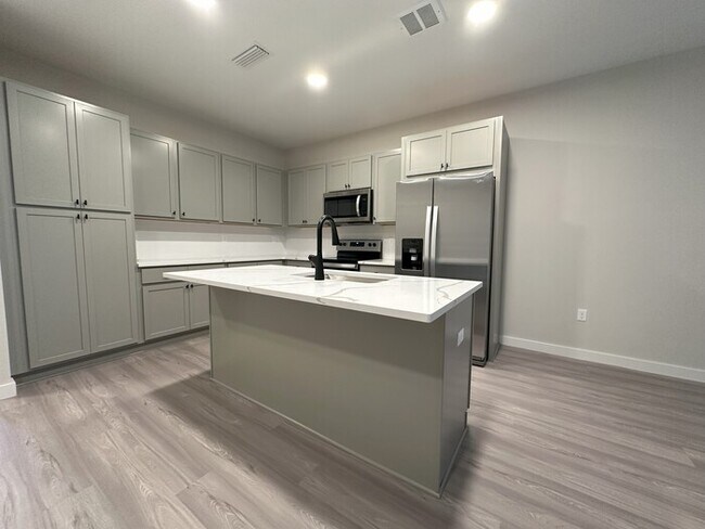 Foto del edificio - Affordable Luxury Townhome Rental New Construction Double Master Units Great for Roommates