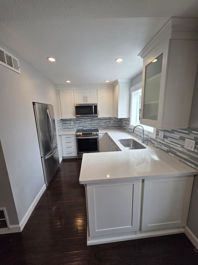 Building Photo - 2 Story 2bd/1.5ba  Townhouse near Commute ...