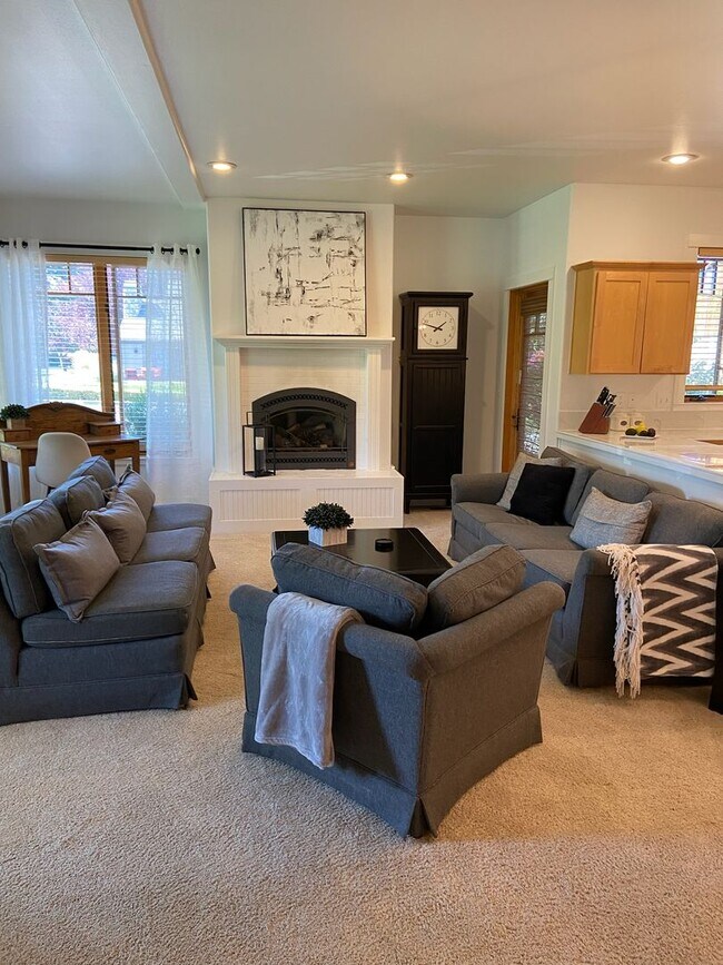 Building Photo - Furnished Single Level Condo in Pine Meado...