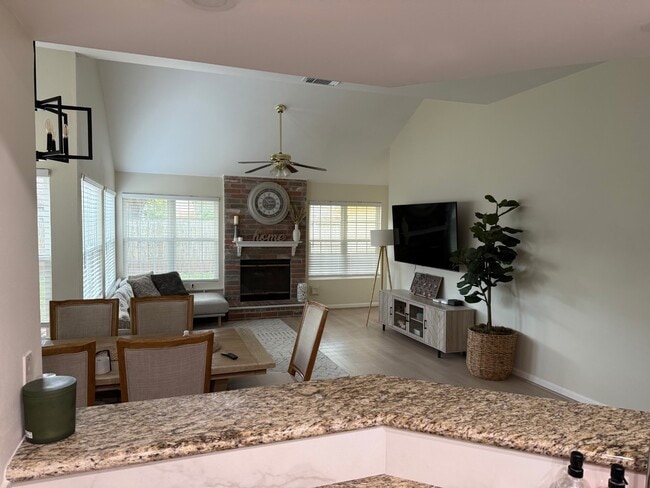 Building Photo - 4823 Sunshine Dr