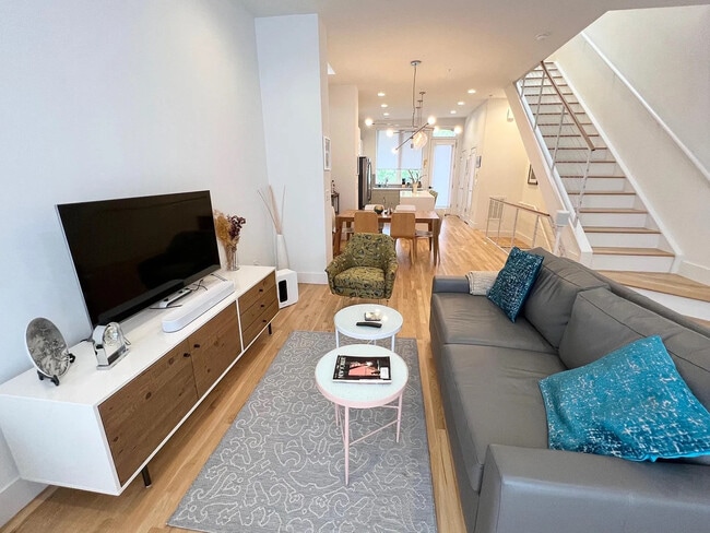 Building Photo - Room in Townhome on New Bern Ave