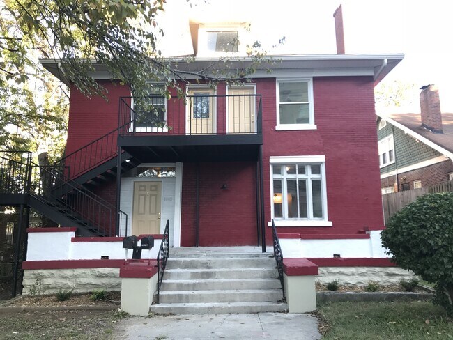 Building Photo - One Bedroom Efficiency Unit Now Available!