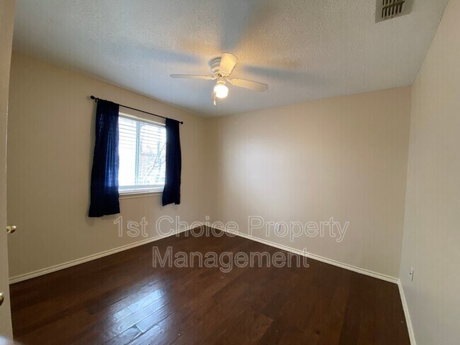 Building Photo - 348 Parkview Dr