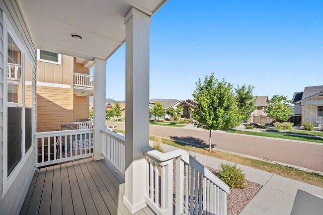 Foto del edificio - Modern 4 Bedroom, 2 Bathroom Westside Home with Balcony Views of Garden of the Gods!