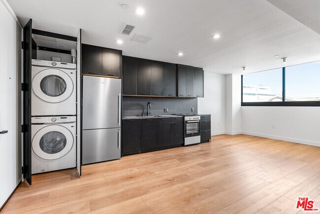 Building Photo - 3688 Overland Ave