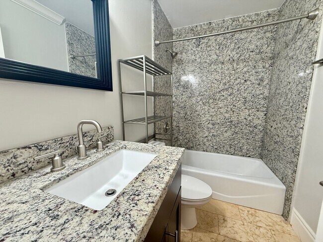 Foto del edificio - Gorgeous 2/2 with Assigned Parking! In Uni...