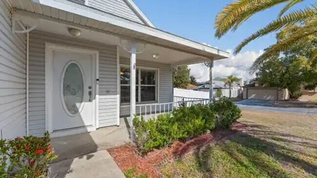 Foto del edificio - Davenport 3 Bedroom 2 Bathroom Corner Lot!!!