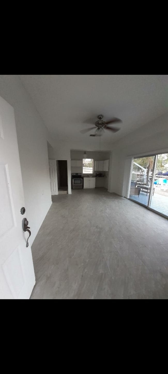 Building Photo - 120 3rd Ln