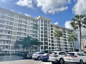 Building Photo - 3150 N Palm Aire Dr