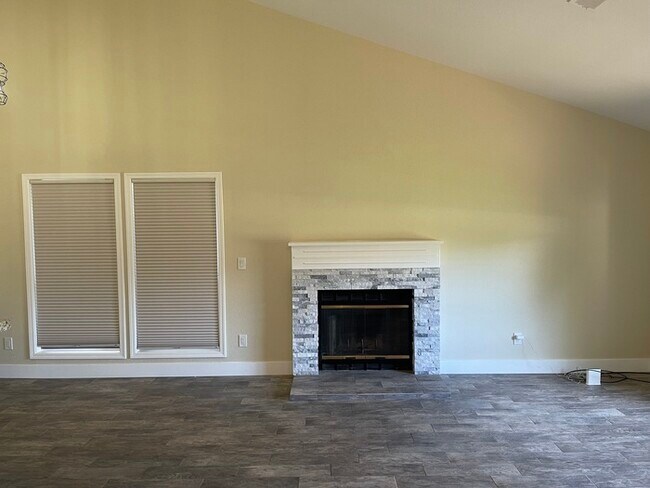 Building Photo - Modesto Sharp 4 Bedroom Single Story Home
