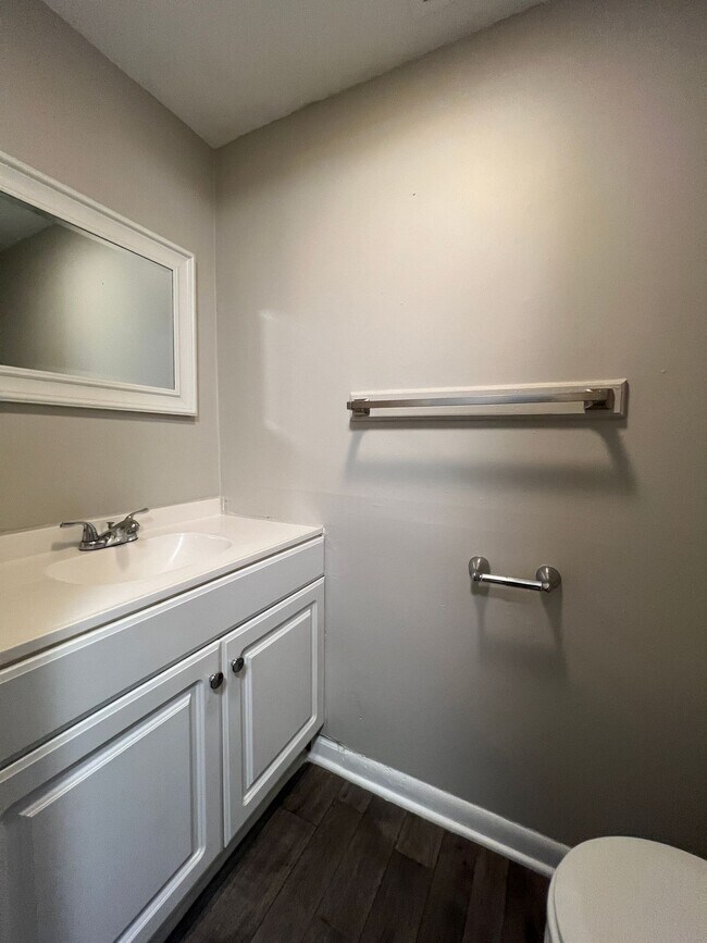 Foto del edificio - Classic Comfort, Modern Living: Welcome to 555 East Apartment Homes