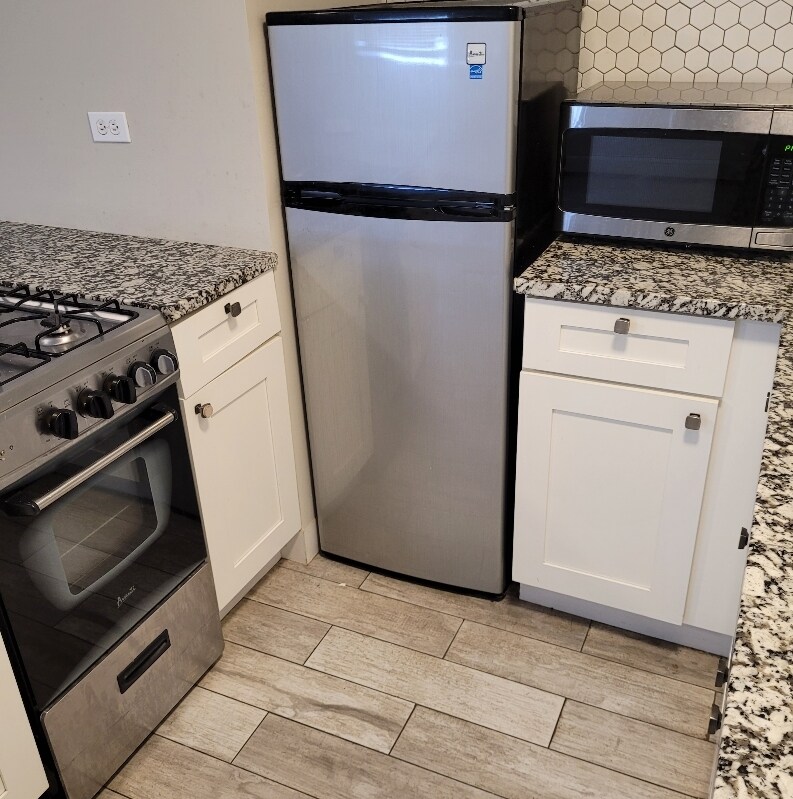 Foto principal - 5852 W Irving Park Rd