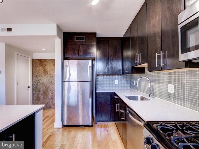 Building Photo - 809-811 Otis Pl NW