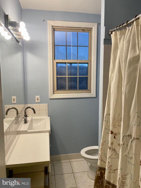 Foto del edificio - 1404 Tuckerman St NW