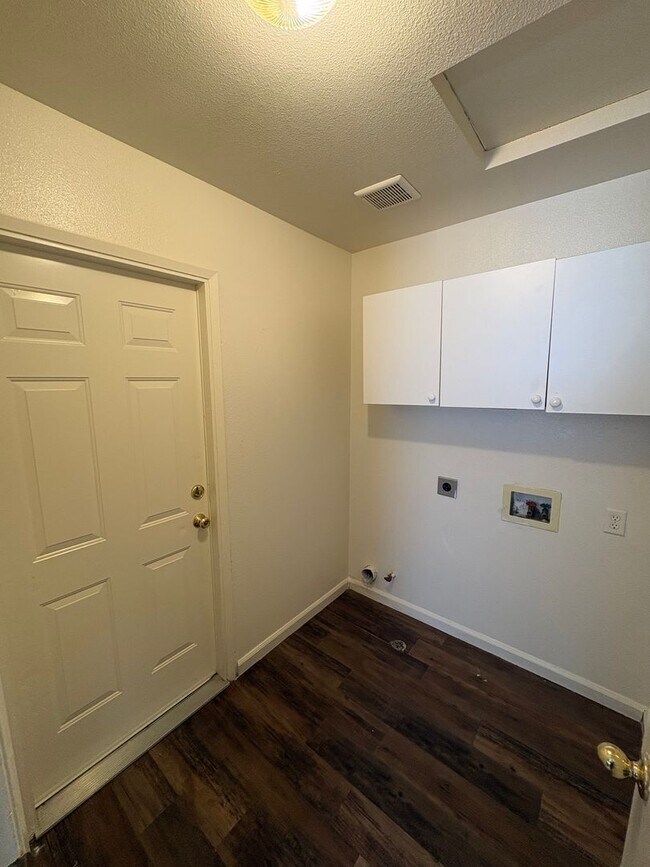 Foto del edificio - Cozy Home On Spacious Lot In Tulare Available Now!