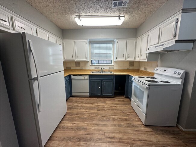 Foto del edificio - 10813 Scenic Dr