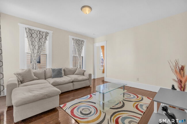 Building Photo - 766 George St