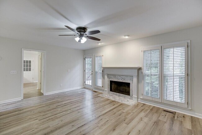 Building Photo - 6655 Lake Run Dr