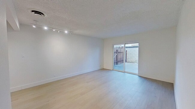 Interior Photo - 437-443 W Valencia Dr