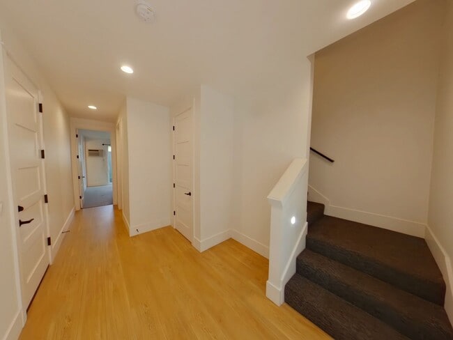 Building Photo - 658 E 16th Ave