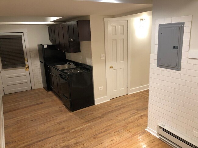 Building Photo - 845 W Agatite Ave