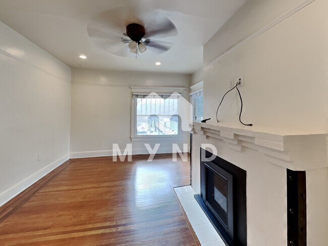 Building Photo - 827 14th St Apt B