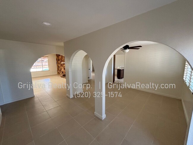 Foto del edificio - MOVE IN SPECIAL! Remodeled 4 Bed, 2 Bath E...