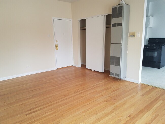 Building Photo - Spacious Studio in Beverly