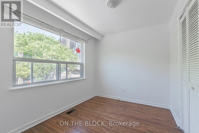 Photo du bâtiment - 883 St Clair Ave W