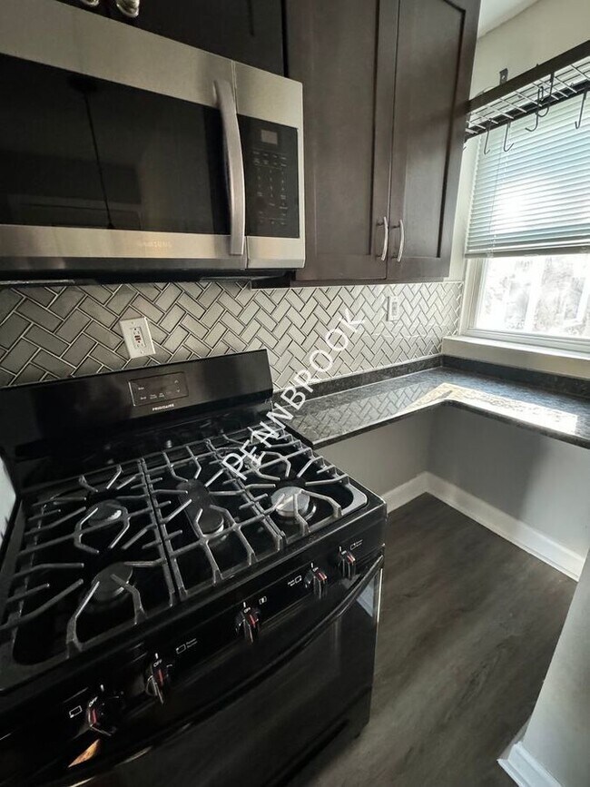 Foto del edificio - Modern 2 Bed/1 Bath Bi-Level
