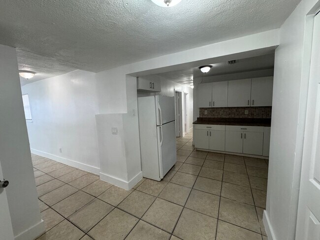 Building Photo - 1461 W Dania Beach Blvd