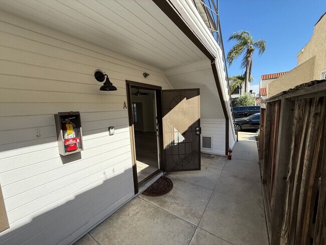 Building Photo - Beautiful 2 Bedroom Belmont Shore Apartment for Rent - Garage Parking Included!