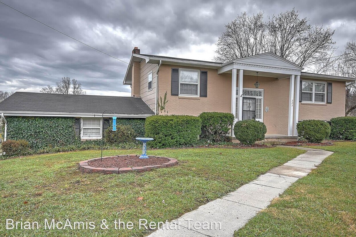 3 br, 2 bath House 323 Colonial Circle House Rental in Greeneville