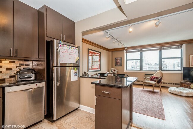 Foto del edificio - 1445 N State Pkwy