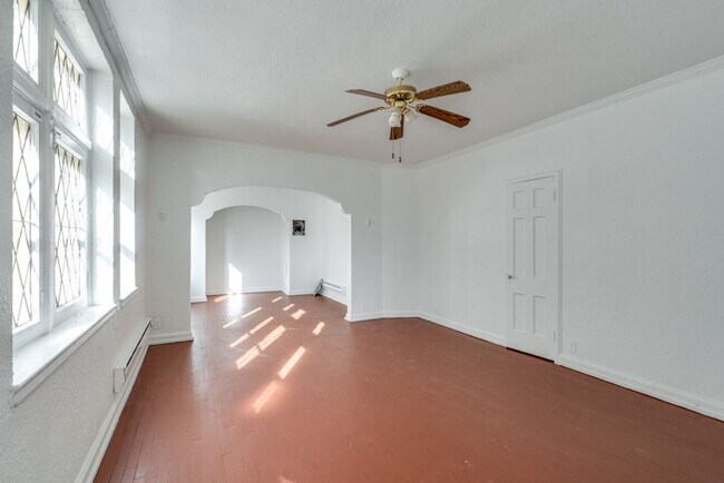 Building Photo - 2828 S Moreland Blvd