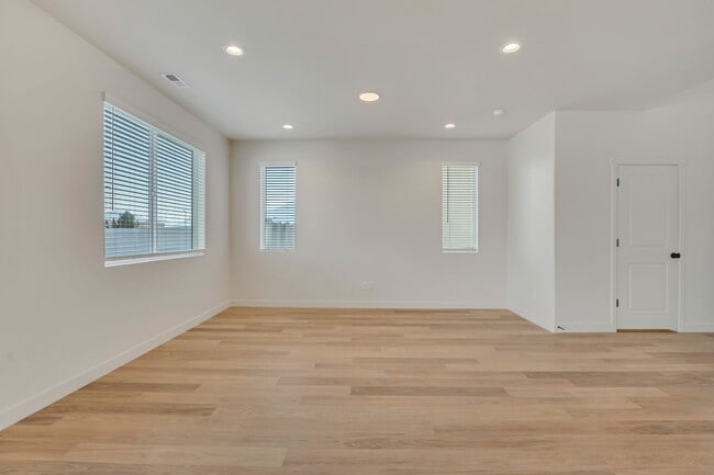 Building Photo - 608 1860 N
