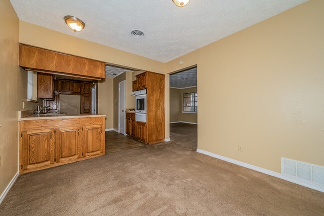 Building Photo - 206 Valencia Dr