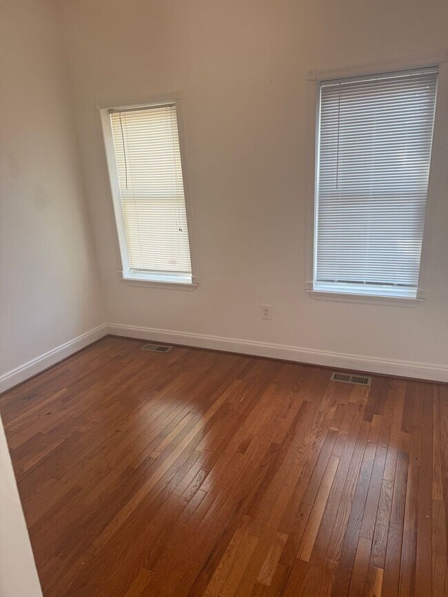 Building Photo - Beautiful Charming Townhome Available Now!!!