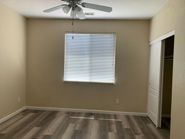 Building Photo - 6 BR 3 BA 2 Story home available in Visalia now