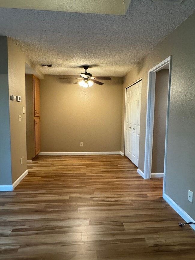 Foto del edificio - Nicely updated condo in Cirby Woods III
