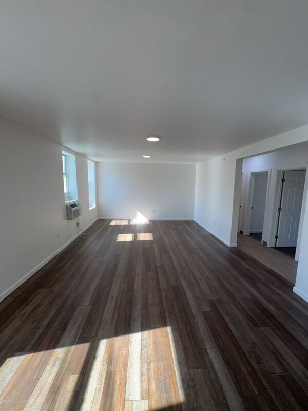 Foto del edificio - 730 N Main St