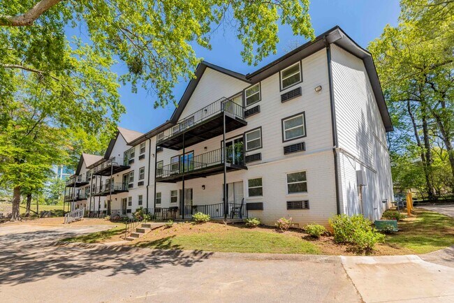Building Photo - Spacious Apts - Excellent Tucker Location