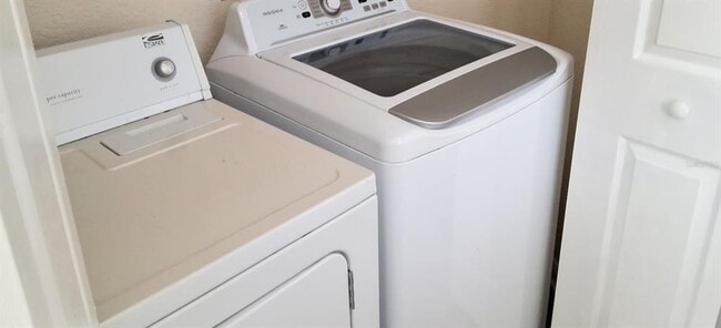 Building Photo - 860 N Orange Ave