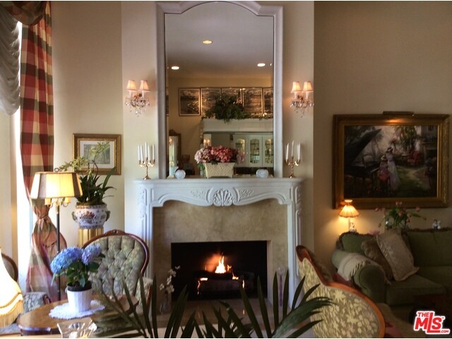 Chimenea en la sala de estar - 9501 W Olympic Blvd