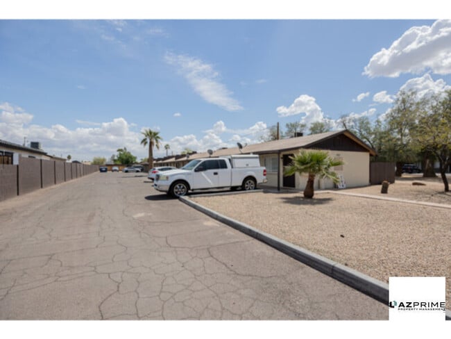 Foto del edificio - FREE ONE MONTH RENT MOVE IN SPECIAL!  Modern 1/1 Phoenix Apartment - Stylish &amp; Convenient!