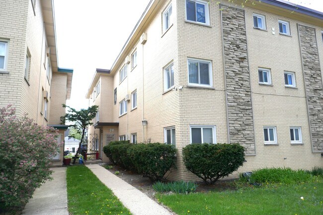 Foto del edificio - 828 N Austin Blvd