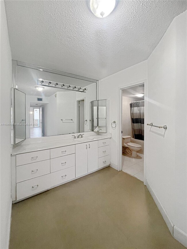 Building Photo - 9511 Collins Ave
