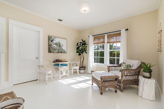 Building Photo - 421 Flamingo Dr