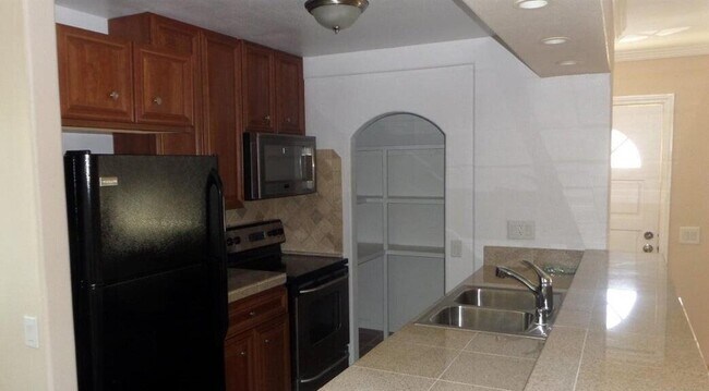 Building Photo - 72586 Edgehill Dr